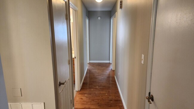 Building Photo - Large Brick Ranch near Cherokee Lake