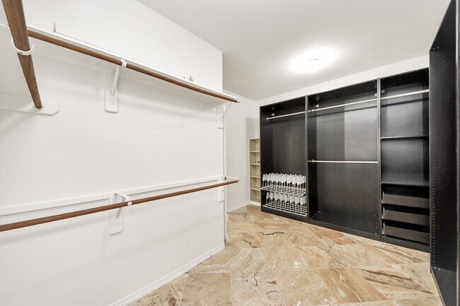 Building Photo - 527 Little River Ct