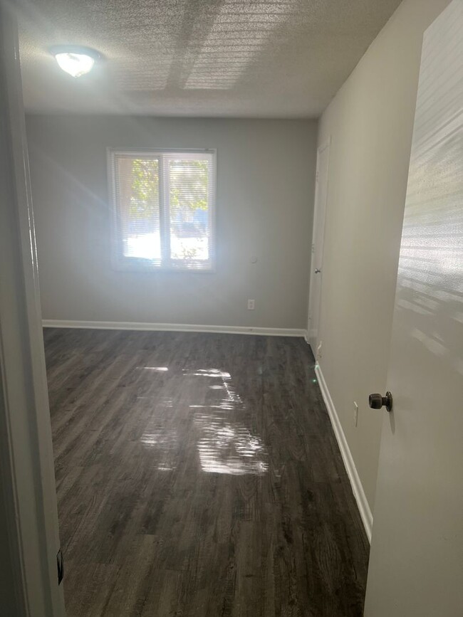 Building Photo - 1bed/1bath condo, 1st floor 758 sqft for o...