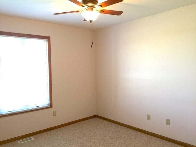 Building Photo - 105 Prairie Dr