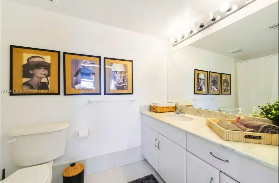 Building Photo - 1200 Brickell Bay Dr