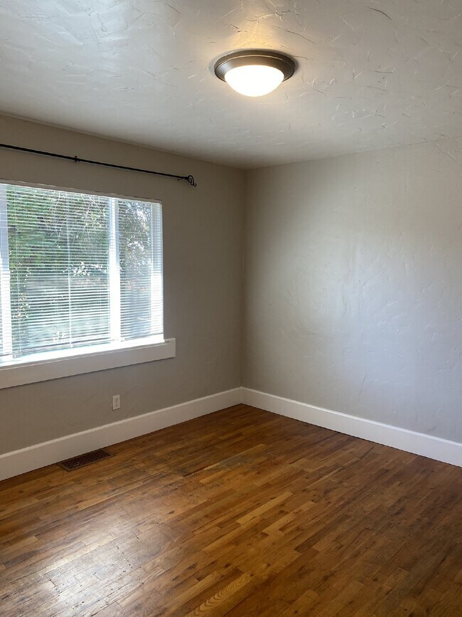 Building Photo - MOVE IN SPECIAL: Move in before November 2...