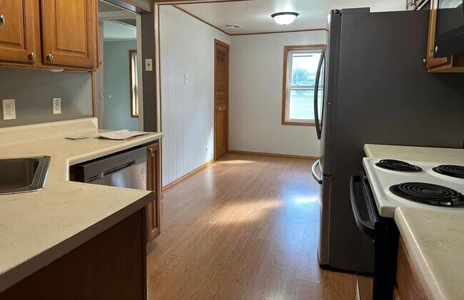 Building Photo - 417 N John St