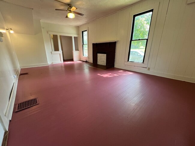 Building Photo - 4 Bedroom Available August 2026;  Monthly ...