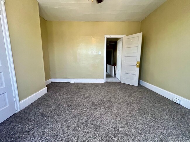 Building Photo - Stunning 3-Bedroom Townhome in Carroll Park! Available NOW!