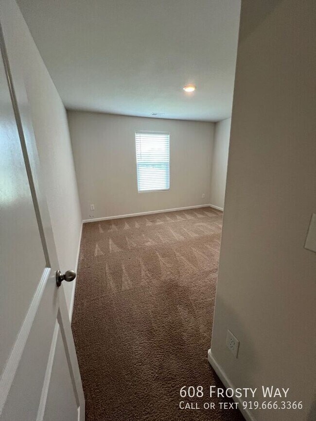 Building Photo - 608 Frosty Way