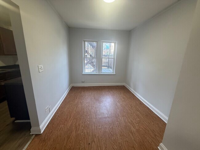 Building Photo - 7346 N Damen Ave