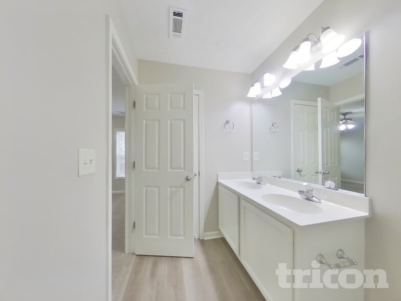 Building Photo - 1436 Little Creek Dr