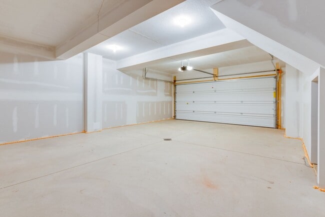 Building Photo - 3 Bedroom End Unit Townhouses in Franklin ...