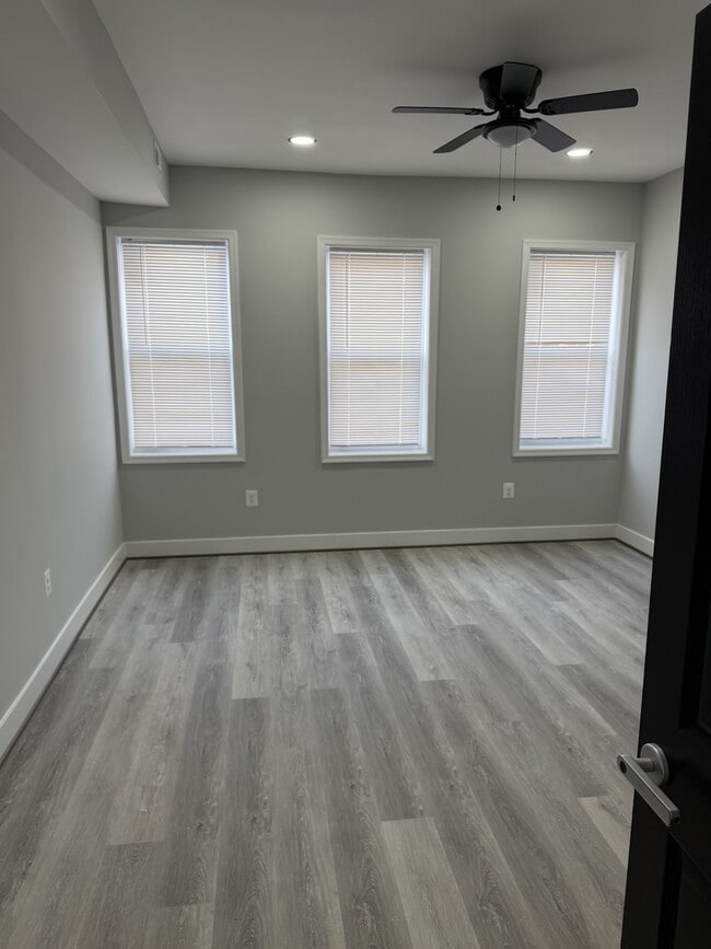 Building Photo - 2001 Boone St