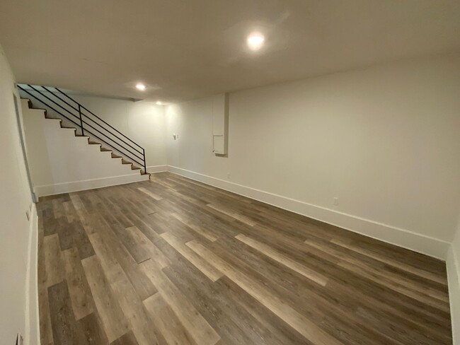 Building Photo - 3 Bedroom Newly Remodeled Duplex