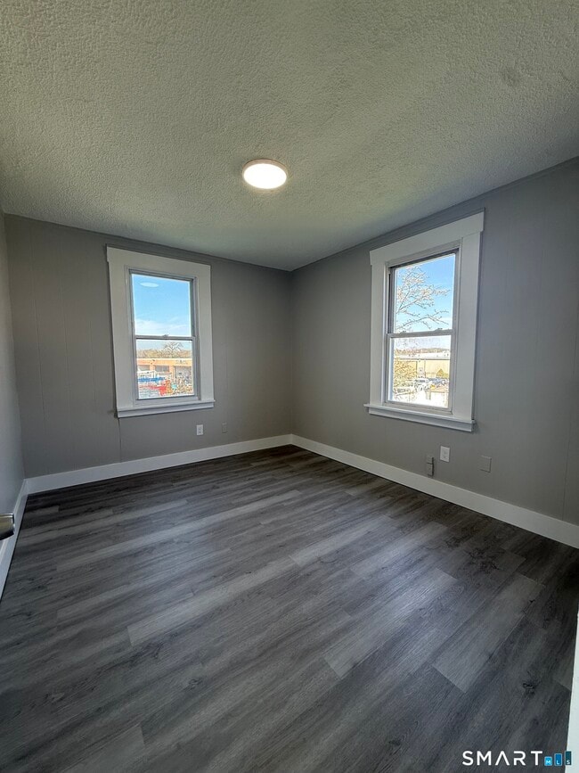 Building Photo - 420 Short Beach Rd