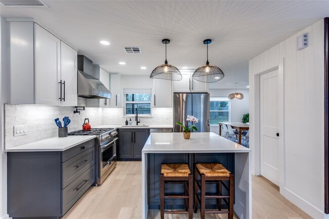 Building Photo - 2209 Fair Oaks Dr