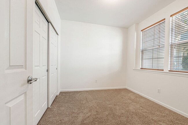 Building Photo - 1,331 sq ft with 2 on-suite bedrooms and o...