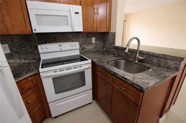 Building Photo - 690 W Park Dr