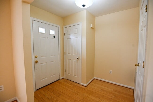 Building Photo - Seven Oaks Townhouse