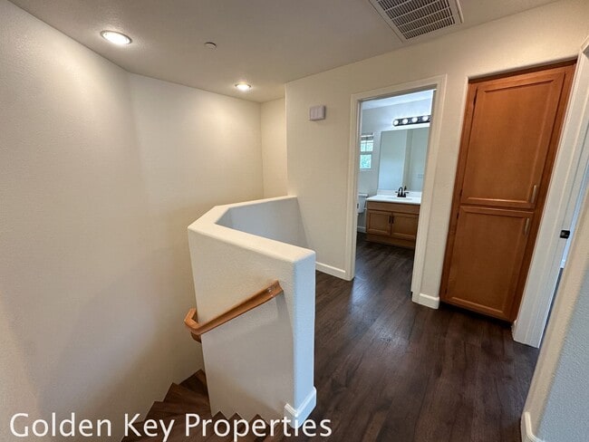 Building Photo - Move-in ready 2BR / 2BA townhome in San Marcos!