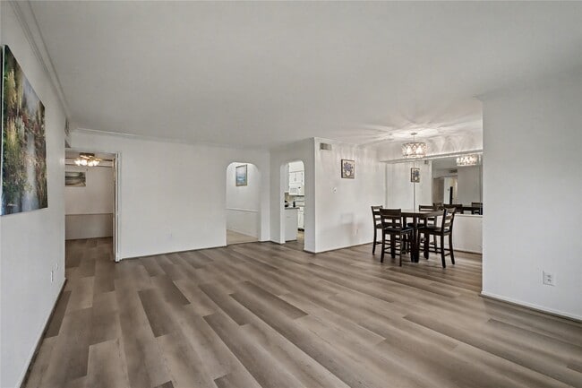 Building Photo - 357 N Post Oak Ln