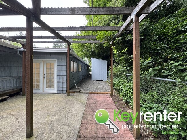 Building Photo - Fully Renovated 4-Bedroom Home with in Lak...