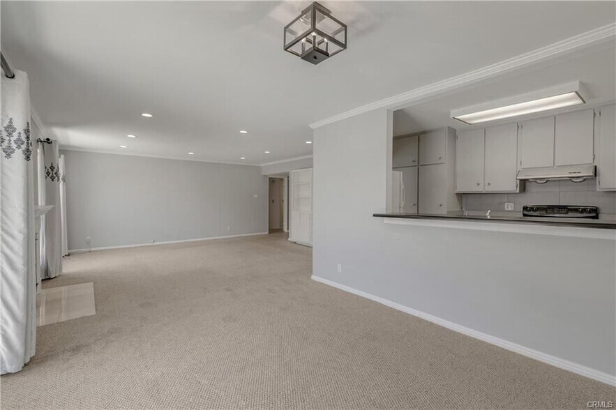 Building Photo - 1127 E Del Mar Blvd