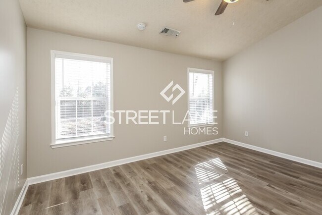 Building Photo - NOW OFFERING FIRST FULL MONTH FREE!