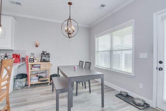 Building Photo - 4 Bedroom 2 Bathroom Two Story Home