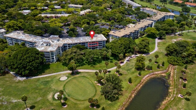 Building Photo - 3900 Oaks Clubhouse Dr