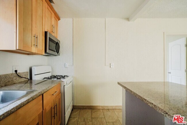 Building Photo - 5630 1/2 Craner Ave