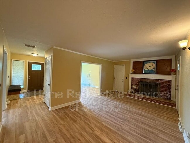 Building Photo - 516 E Stanford St