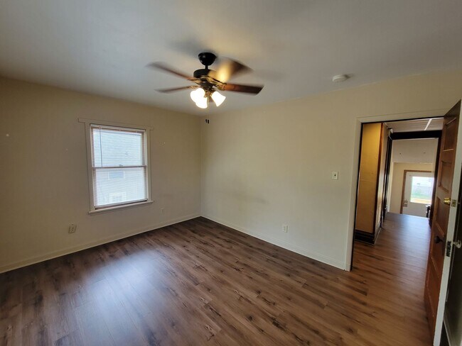 Building Photo - 604 W Seerley Blvd