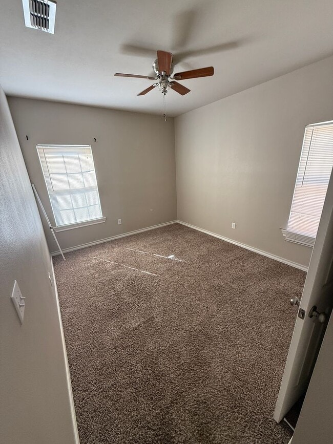 Building Photo - 2 bedroom 2 bath in Prime location!
