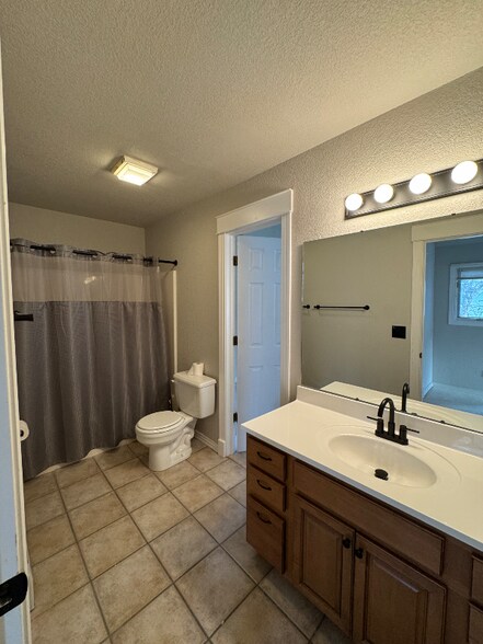 Building Photo - 2025 Mathews St