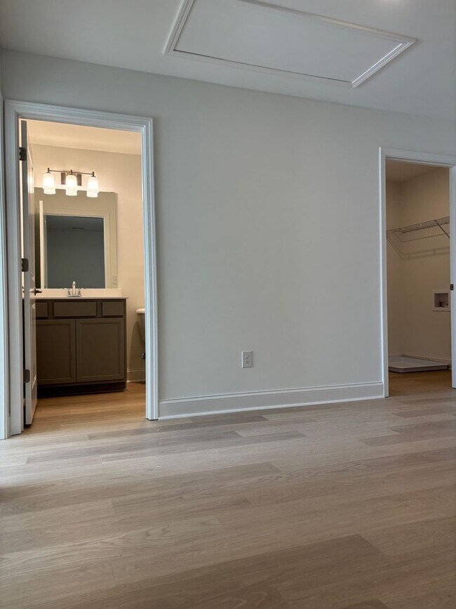Building Photo - Knoxville 37920 - 3 bedroom 2.5 bath - cal...