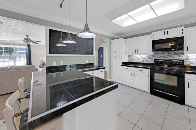 Building Photo - 2216 Calle De Pizzaro