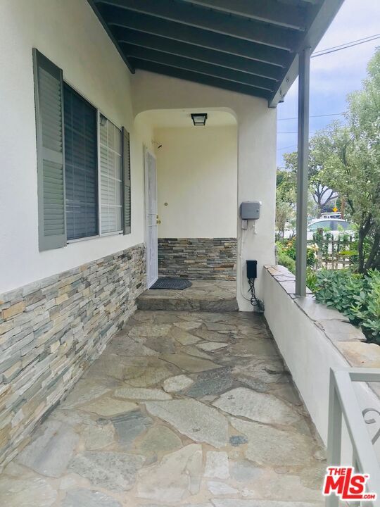 Building Photo - 304 W Hillcrest Blvd