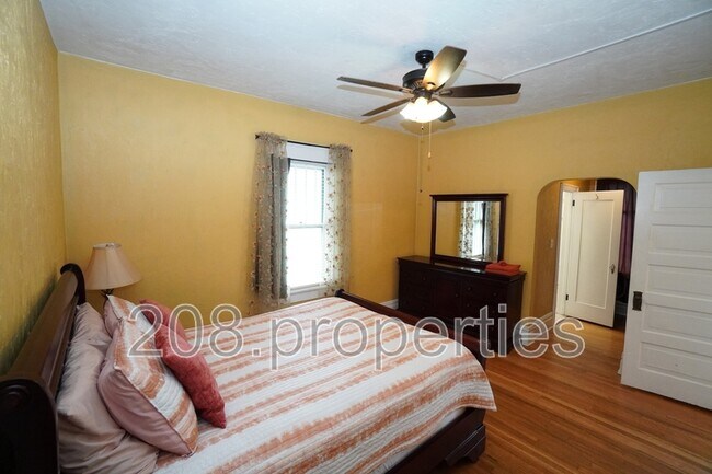 Building Photo - 1412 N 13th St