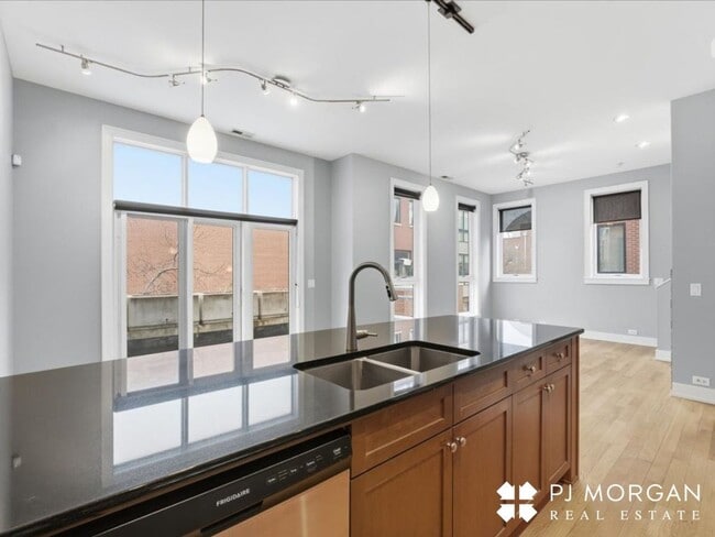 Building Photo - 2 Bedroom, 2 Bathroom Townhouse - Available Immediately