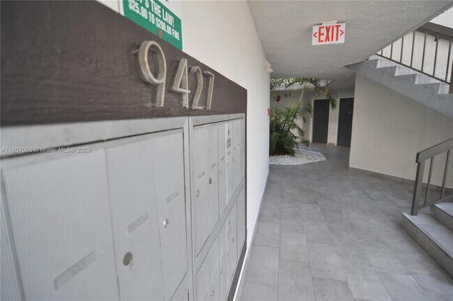 Building Photo - 9427 Fontainebleau Blvd