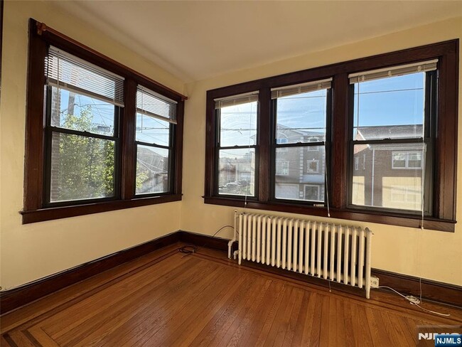 Building Photo - 168 Cedar St