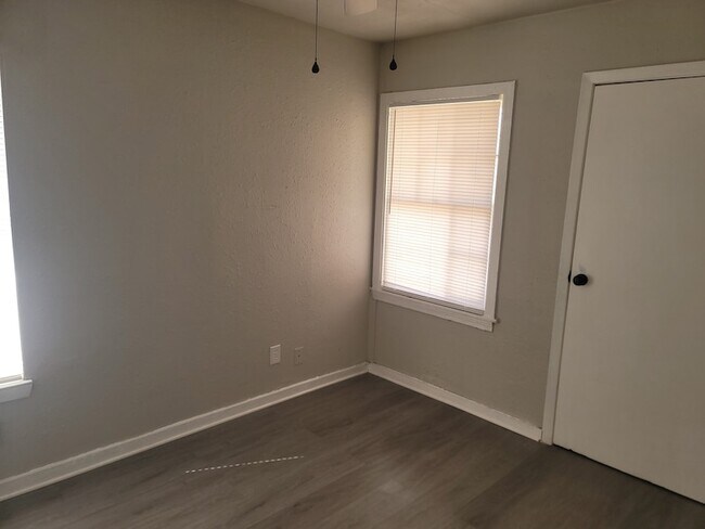 Building Photo - 5322 Pershing St