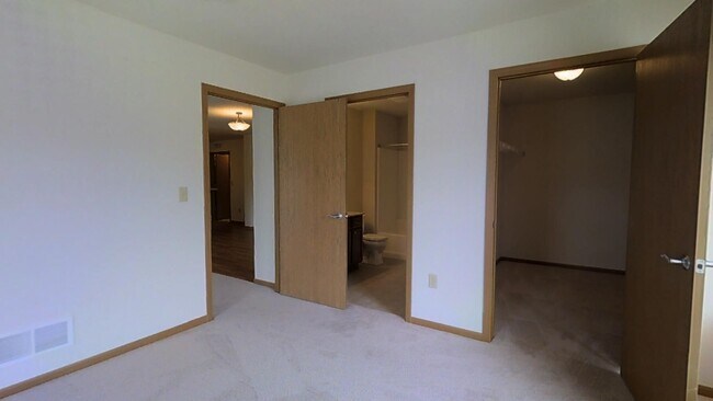 Building Photo - Condo Style Lower 2 Bedroom 2 Bathroom Apartment is Available