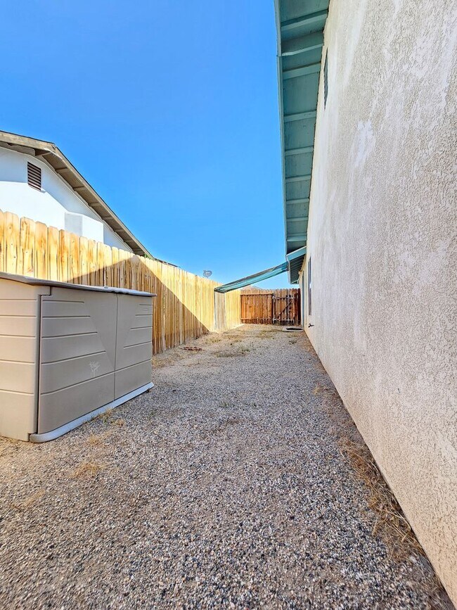 Building Photo - 3 Bed, 2 Bath Home w/ 2-Car Garage – $1750...