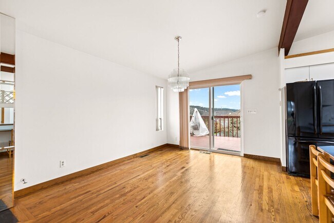 Building Photo - Lower Kennydale - Renton 4-bedroom 2.5 bath.