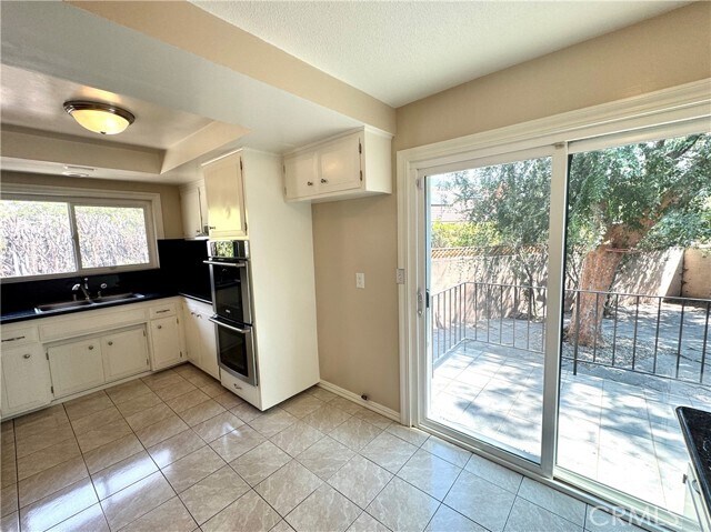 Building Photo - 2319 La Sierra Way