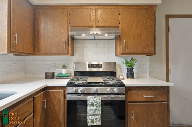 Building Photo - 3 Bedroom House **Half Off May Rent with a...