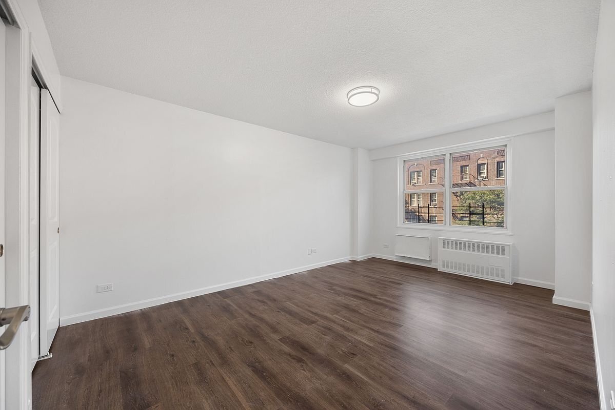 Building Photo - 2550 Olinville Ave
