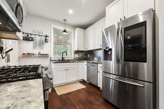 Building Photo - 5470 Hillcrest St