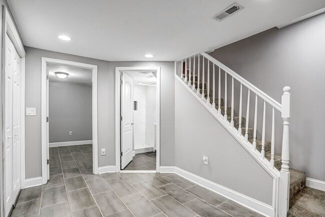 Building Photo - 812 Burns St SE