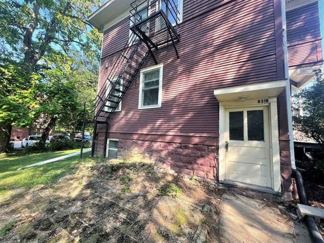 Building Photo - 831 E College St