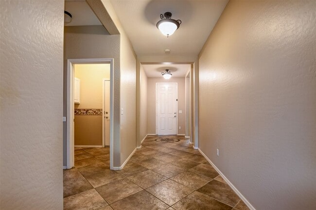 Building Photo - 4 bedroom 2 bath home in Highlands Ranch neighborhood in Chino Valley